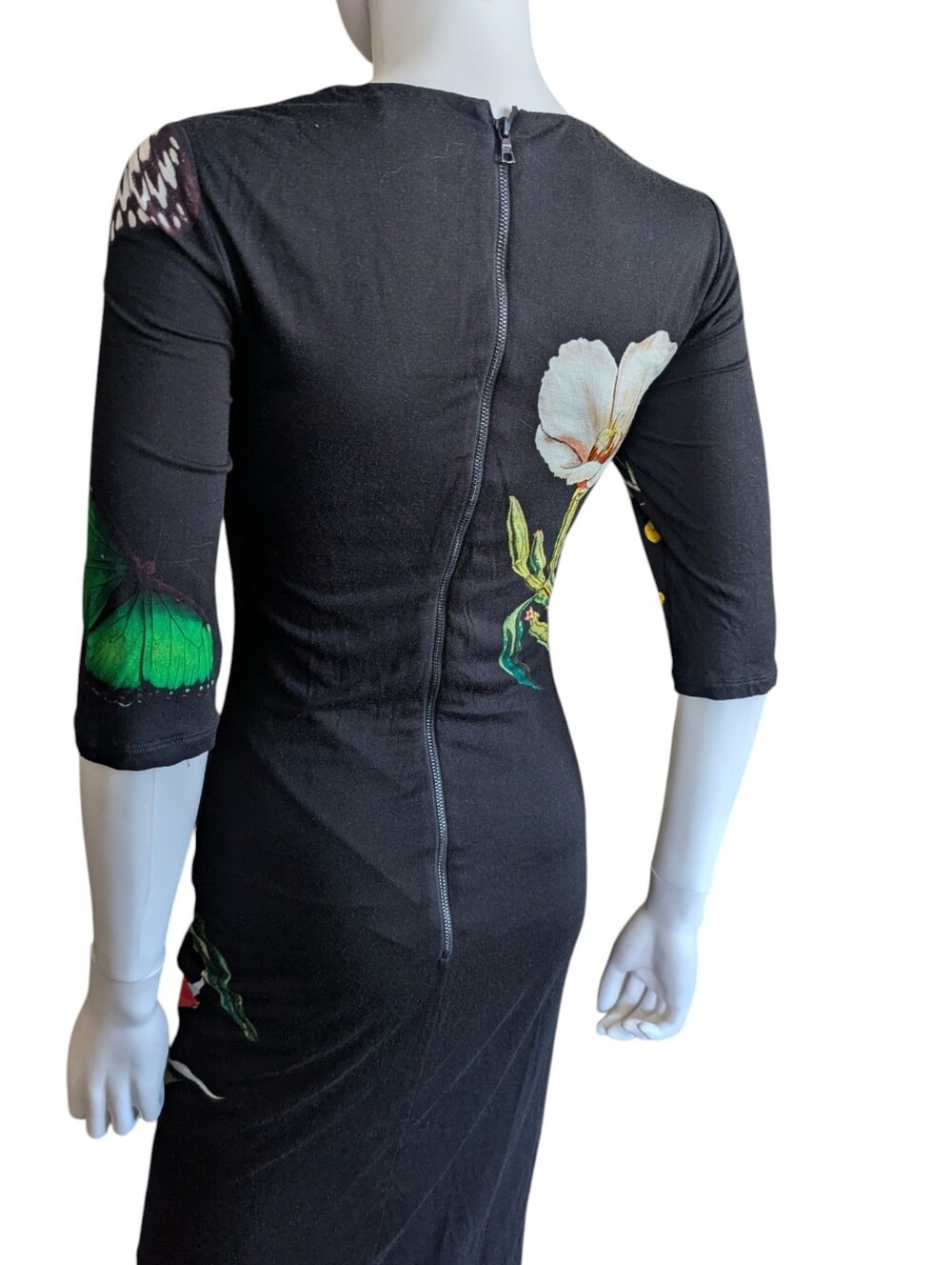 Alice Olivia Delora Floral Crewneck Midi Dress in the "Essential Floral" print. - Picture 8 of 15